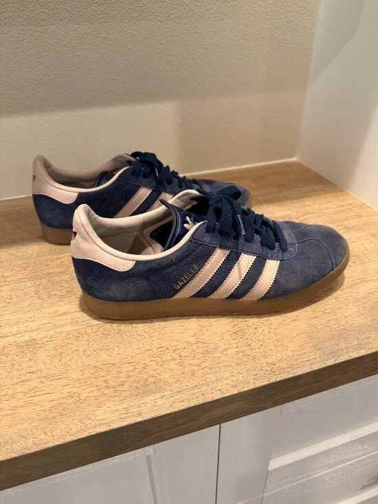 adidas Gazelle Navy Blue & Cream Sneakers Mens 8 / Womens 9.5 - Picture 2 of 8